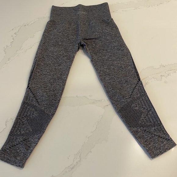 PINK Seamless Cool & Comfy Heather Grey Crop Legging - Picture 7 of 7